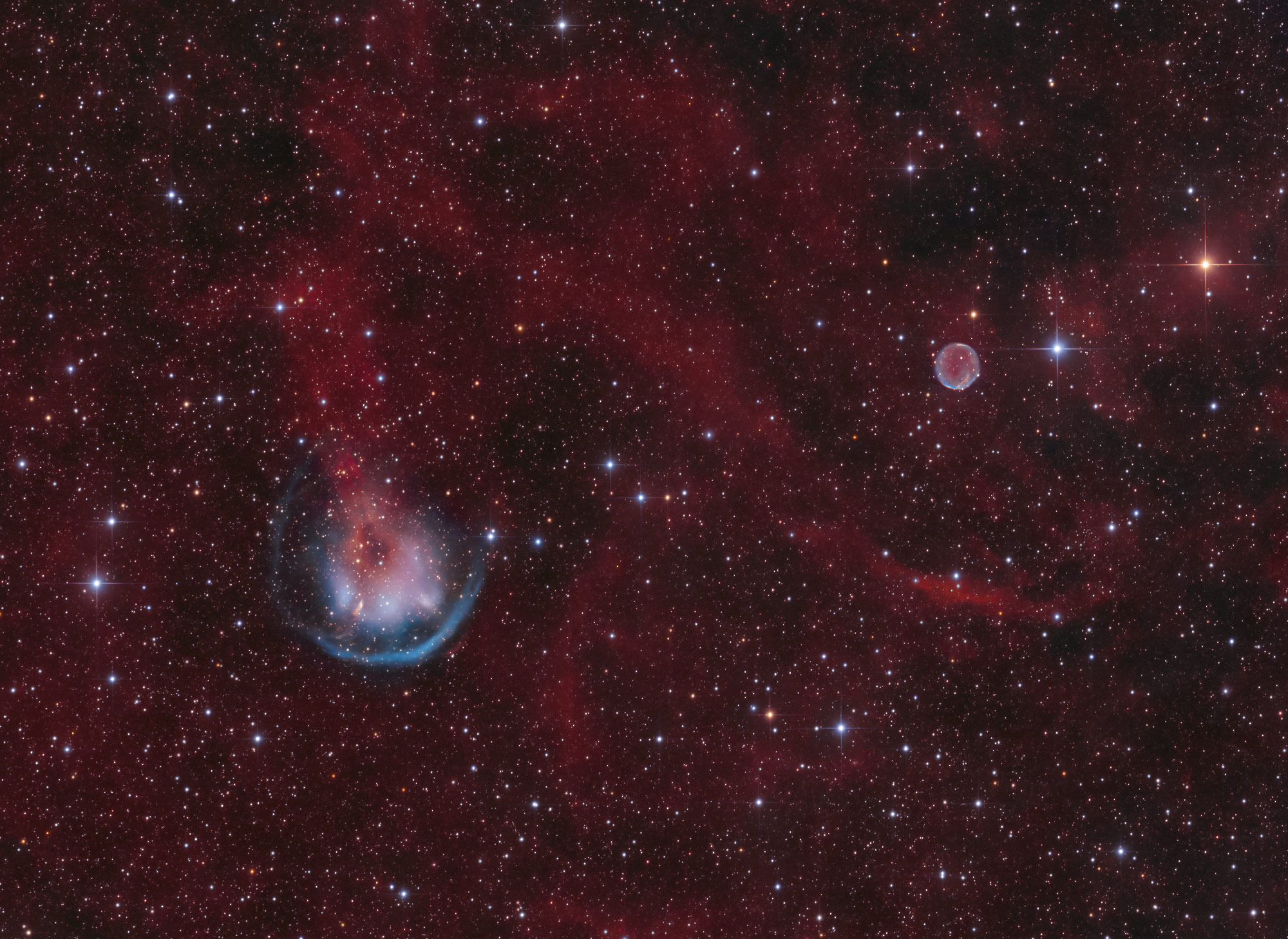 HFG1 (auch bekannt als PK 136+05) und Abell 6 sind zwei lichtschwache, sehr alte planetare Nebel im Sternbild Giraffe (Camelopardalis).